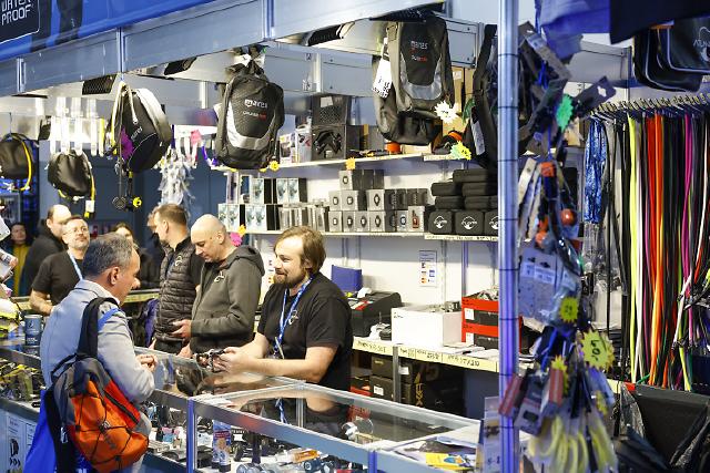 Mit über 200.000 Besuchern aus mehr als 100 Ländern und 1.500 Ausstellern auf 220.000 Quadratmetern in den Hallen 1 bis 17 ist die boot Düsseldorf vom 18. bis 26. Januar 2025 die größte Yacht- und Wassersportmesse der Welt. Sowohl Segler als auch Motorbootfahrer finden hier eine große Vielfalt an Booten, Jollen, Superboats oder Luxusyachten. Die beliebten Wassersportarten Tauchen, Surfen, Kitesurfen, Stand Up Paddling, Skimboarden oder Kanu fahren gibt es auf der boot in allen Facetten und mit dem entsprechenden Equipment. Attraktive Bühnenprogramme mit den Stars der Szene, aktuelle Trends und ein hochkarätiger Mix aus Workshops und Mitmachaktionen, sowohl für den Freizeitsportler als auch für Experten, machen die Messe weltweit einzigartig. Doch auch der Meeresschutz und innovative, nachhaltige Technologien stehen auf der boot 2025 im Fokus. In Zusammenarbeit mit der European Boating Industry (EBI) bietet das blue innovation dock ein einzigartiges Dialogformat mit politischer, wirtschaftlicher, technologischer und medialer Expertise in der Halle 10.
