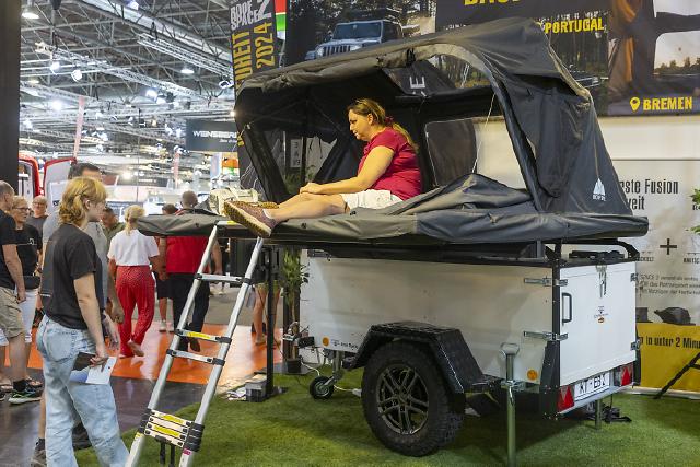 Halle 3: Equipment & Outdoor 
Im Bereich „Equipment & Outdoor“ in Halle 3 präsentieren sich Anbieter von Zelten, Faltcaravanen, Caravaning- und Campingzubehör sowie Outdoorbekleidung und -ausrüstung. Der Begriff „Equipment“ steht für Ausstattung, Zubehör, digitale Angebote und Services rund um das Thema Caravaning. Zum Angebot gehören unter anderem Vorzelte, Dachzelte, Faltcaravans, Produkte für die Wasseraufbereitung, Campingmöbel und vieles mehr. Der „Outdoor“-Bereich bietet ein Angebot an Ausrüstung und Bekleidung für die passenden Urlaubs- und Freizeitaktivitäten.

Beim CARAVAN SALON in Düsseldorf ist das Caravaningerlebnis ganz besonders intensiv spürbar - vom Fahrzeug bis zum Traumziel. Der CARAVAN SALON ist das Highlight und der Community-Treffpunkt für alle Freunde des mobilen Reisens und lädt für zehn Tage zum Branchenfest nach Düsseldorf ein. Vom 30. August (Preview Day) bis zum 8. September 2024 können sich Caravaningfans aus aller Welt auf eine riesige Produktvielfalt rund um Reisemobile, Caravans, Campervans sowie Zubehör und das passende touristische Angebot freuen. 778 Aussteller präsentieren in 16 Hallen und dem Freigelände die gesamte Vielfalt aus der Welt des Caravanings. Die Entwicklung der Leitmesse der Caravaning-Branche ist beeindruckend. Die Rekordzahlen des Vorjahres können noch einmal übertroffen werden und damit findet 2024 der größte CARAVAN SALON aller Zeiten statt.