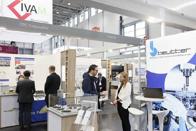 Die international führende Fachmesse für die Zulieferer der medizintechnischen Fertigung, die COMPAMED, begleitet die Medizinmesse MEDICA seit mehr als 30 Jahren. Dem Fachpublikum wird ein umfassendes Spektrum an Teilprodukten, Ausrüstungen und Technologien für medizinische Geräte und Instrumente geboten. Im Trend liegen Mikrobauteile wie Lab-on-chip-Komponenten und chemische Mikroreaktoren (u. a. für mobile Schnelltests) sowie Minibauteile im Kontext der Digitalisierung der Medizin, etwa für den Einsatz in tragbaren und vernetzbaren Geräten. https://www.compamed.de   

The leading international trade fair for suppliers to medical technology manufacturing, COMPAMED, has accompanied the MEDICA medical trade fair for more than 30 years. The trade audience is offered a comprehensive range of sub-products, equipment and technologies for medical devices and instruments. Micro-components such as lab-on-chip components and chemical microreactors (e.g. for mobile rapid tests) as well as mini-components in the context of the digitalisation of medicine, for example for use in portable and networkable devices, are in vogue. https://www.compamed-tradefair.com