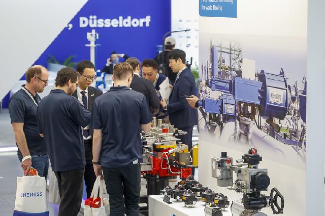 565 Unternehmen aus 36 Ländern zeigen technologische Innovationen aus den Bereichen Industriearmaturen und Zubehör auf rund 15.680 Quadratmetern in den Messehallen 1 und 3.
Die Internationale Leitmesse VALVE WORLD EXPO wird neben einer internationalen Konferenz von vielen Messe-Highlights wie digitalen ecoMetals und High Potential Trails, Valve Stars Awards und einem spannenden Valve World Expo Forumsprogramm begleitet.
565 exhibitors from 36 countries will show technological innovations from the fields of industrial valves and accessories on around 15,680 square metres in exhibition halls 1 and 3.
In addition to an international conference, the leading international trade fair VALVE WORLD EXPO will be accompanied by many trade fair highlights such as digital ecoMetals and high Potential Trails, Valve Stars Awards and an exclusive programme at the Valve World Expo Forum stage.