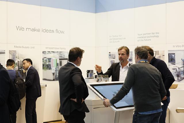 Die international führende Fachmesse für die Zulieferer der medizintechnischen Fertigung, die COMPAMED, begleitet die Medizinmesse MEDICA seit mehr als 30 Jahren. Dem Fachpublikum wird ein umfassendes Spektrum an Teilprodukten, Ausrüstungen und Technologien für medizinische Geräte und Instrumente geboten. Im Trend liegen Mikrobauteile wie Lab-on-chip-Komponenten und chemische Mikroreaktoren (u. a. für mobile Schnelltests) sowie Minibauteile im Kontext der Digitalisierung der Medizin, etwa für den Einsatz in tragbaren und vernetzbaren Geräten. https://www.compamed.de   

The leading international trade fair for suppliers to medical technology manufacturing, COMPAMED, has accompanied the MEDICA medical trade fair for more than 30 years. The trade audience is offered a comprehensive range of sub-products, equipment and technologies for medical devices and instruments. Micro-components such as lab-on-chip components and chemical microreactors (e.g. for mobile rapid tests) as well as mini-components in the context of the digitalisation of medicine, for example for use in portable and networkable devices, are in vogue. https://www.compamed-tradefair.com