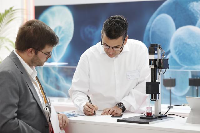 Die international führende Fachmesse für die Zulieferer der medizintechnischen Fertigung, die COMPAMED, begleitet die Medizinmesse MEDICA seit mehr als 30 Jahren. Dem Fachpublikum wird ein umfassendes Spektrum an Teilprodukten, Ausrüstungen und Technologien für medizinische Geräte und Instrumente geboten. Im Trend liegen Mikrobauteile wie Lab-on-chip-Komponenten und chemische Mikroreaktoren (u. a. für mobile Schnelltests) sowie Minibauteile im Kontext der Digitalisierung der Medizin, etwa für den Einsatz in tragbaren und vernetzbaren Geräten. https://www.compamed.de   

The leading international trade fair for suppliers to medical technology manufacturing, COMPAMED, has accompanied the MEDICA medical trade fair for more than 30 years. The trade audience is offered a comprehensive range of sub-products, equipment and technologies for medical devices and instruments. Micro-components such as lab-on-chip components and chemical microreactors (e.g. for mobile rapid tests) as well as mini-components in the context of the digitalisation of medicine, for example for use in portable and networkable devices, are in vogue. https://www.compamed-tradefair.com