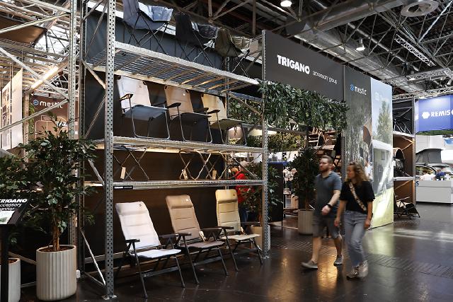 Technology & Components in den Hallen 13 & 14
In den Hallen 13 und 14 haben die Hersteller von technischem Zubehör ihren großen Auftritt. Besucher finden hier Profiausrüstungen wie Wasseraufbereitungssysteme, Klimatechnik, Industriebatterien und vieles mehr. Trendthemen sind unter anderem die Energieversorgung, der Einsatz umweltgerechter Materialien oder besonders platzsparende Lösungen. Der Bereich Technology & Components zeigt die gesamte Innovationskraft der Zubehör­- und Ausstattungsbranche.

Beim CARAVAN SALON in Düsseldorf ist das Caravaningerlebnis ganz besonders intensiv spürbar - vom Fahrzeug bis zum Traumziel. Der CARAVAN SALON ist das Highlight und der Community-Treffpunkt für alle Freunde des mobilen Reisens und lädt für zehn Tage zum Branchenfest nach Düsseldorf ein. Vom 30. August (Preview Day) bis zum 8. September 2024 können sich Caravaningfans aus aller Welt auf eine riesige Produktvielfalt rund um Reisemobile, Caravans, Campervans sowie Zubehör und das passende touristische Angebot freuen. 778 Aussteller präsentieren in 16 Hallen und dem Freigelände die gesamte Vielfalt aus der Welt des Caravanings. Die Entwicklung der Leitmesse der Caravaning-Branche ist beeindruckend. Die Rekordzahlen des Vorjahres können noch einmal übertroffen werden und damit findet 2024 der größte CARAVAN SALON aller Zeiten statt.