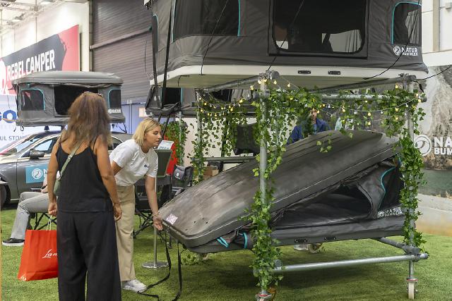 Halle 3: Equipment & Outdoor 
Im Bereich „Equipment & Outdoor“ in Halle 3 präsentieren sich Anbieter von Zelten, Faltcaravanen, Caravaning- und Campingzubehör sowie Outdoorbekleidung und -ausrüstung. Der Begriff „Equipment“ steht für Ausstattung, Zubehör, digitale Angebote und Services rund um das Thema Caravaning. Zum Angebot gehören unter anderem Vorzelte, Dachzelte, Faltcaravans, Produkte für die Wasseraufbereitung, Campingmöbel und vieles mehr. Der „Outdoor“-Bereich bietet ein Angebot an Ausrüstung und Bekleidung für die passenden Urlaubs- und Freizeitaktivitäten.

Beim CARAVAN SALON in Düsseldorf ist das Caravaningerlebnis ganz besonders intensiv spürbar - vom Fahrzeug bis zum Traumziel. Der CARAVAN SALON ist das Highlight und der Community-Treffpunkt für alle Freunde des mobilen Reisens und lädt für zehn Tage zum Branchenfest nach Düsseldorf ein. Vom 30. August (Preview Day) bis zum 8. September 2024 können sich Caravaningfans aus aller Welt auf eine riesige Produktvielfalt rund um Reisemobile, Caravans, Campervans sowie Zubehör und das passende touristische Angebot freuen. 778 Aussteller präsentieren in 16 Hallen und dem Freigelände die gesamte Vielfalt aus der Welt des Caravanings. Die Entwicklung der Leitmesse der Caravaning-Branche ist beeindruckend. Die Rekordzahlen des Vorjahres können noch einmal übertroffen werden und damit findet 2024 der größte CARAVAN SALON aller Zeiten statt.