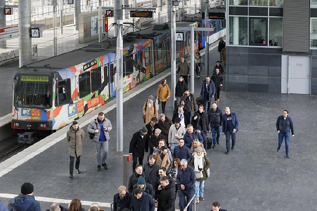 An der EuroCIS 2025, The Leading Trade Fair for Retail Technology, vom 18. bis 20. Februar in Düsseldorf nehmen an die 500 Aussteller aus über 35 Ländern auf mehr als 15.000 m² Nettofläche teil. Die führende Messe für Retail Technology in Europa ist mit ihrem breiten Angebotsspektrum eine optimale Plattform, um sich über neueste Entwicklungen und Trends zu informieren. Die Hot Topics der EuroCIS 2025 lauten: Artificial Intelligence, Customer Centricity, Smart Store, Smart Energy Management und Cyber Security.At EuroCIS 2025, The Leading Trade Fair for Retail Technology, from February 18 to 20 in Düsseldorf, around 500 exhibitors from over 35 countries will participate across more than 15,000 square meters of net exhibition space. As Europe’s leading trade fair for retail technology, it provides an ideal platform to learn about the latest developments and trends. The hot topics of EuroCIS 2025 include: Artificial Intelligence, Customer Centricity, Smart Store, Smart Energy Management and Cyber Security.