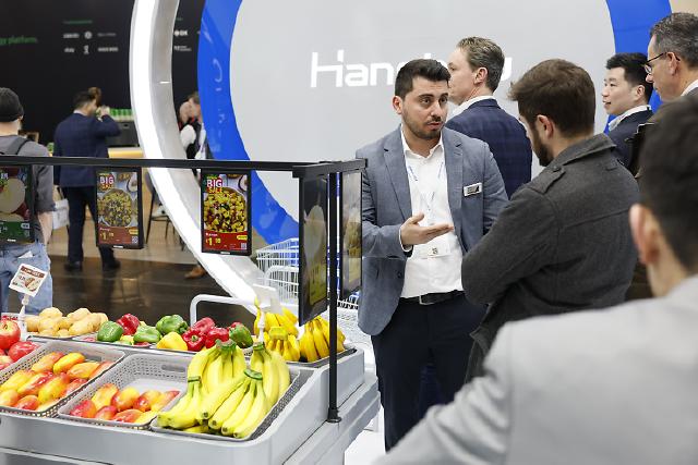An der EuroCIS 2025, The Leading Trade Fair for Retail Technology, vom 18. bis 20. Februar in Düsseldorf nehmen an die 500 Aussteller aus über 35 Ländern auf mehr als 15.000 m² Nettofläche teil. Die führende Messe für Retail Technology in Europa ist mit ihrem breiten Angebotsspektrum eine optimale Plattform, um sich über neueste Entwicklungen und Trends zu informieren. Die Hot Topics der EuroCIS 2025 lauten: Artificial Intelligence, Customer Centricity, Smart Store, Smart Energy Management und Cyber Security.

At EuroCIS 2025, The Leading Trade Fair for Retail Technology, from February 18 to 20 in Düsseldorf, around 500 exhibitors from over 35 countries will participate across more than 15,000 square meters of net exhibition space. As Europe’s leading trade fair for retail technology, it provides an ideal platform to learn about the latest developments and trends. The hot topics of EuroCIS 2025 include: Artificial Intelligence, Customer Centricity, Smart Store, Smart Energy Management and Cyber Security.