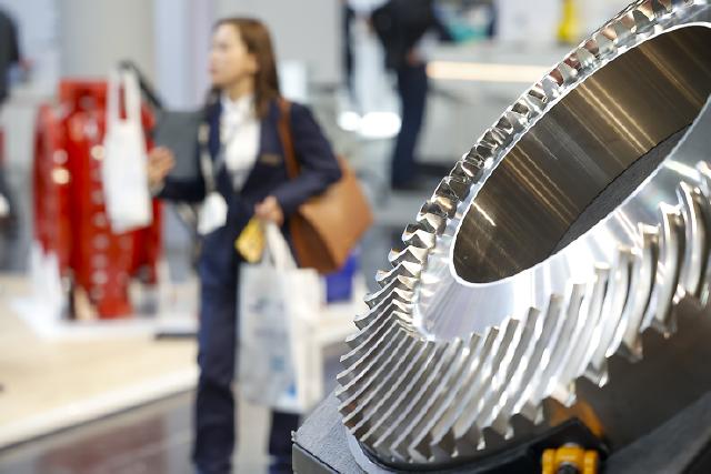 565 Unternehmen aus 36 Ländern zeigen technologische Innovationen aus den Bereichen Industriearmaturen und Zubehör auf rund 15.680 Quadratmetern in den Messehallen 1 und 3.
Die Internationale Leitmesse VALVE WORLD EXPO wird neben einer internationalen Konferenz von vielen Messe-Highlights wie digitalen ecoMetals und High Potential Trails, Valve Stars Awards und einem spannenden Valve World Expo Forumsprogramm begleitet.
565 exhibitors from 36 countries will show technological innovations from the fields of industrial valves and accessories on around 15,680 square metres in exhibition halls 1 and 3.
In addition to an international conference, the leading international trade fair VALVE WORLD EXPO will be accompanied by many trade fair highlights such as digital ecoMetals and high Potential Trails, Valve Stars Awards and an exclusive programme at the Valve World Expo Forum stage.