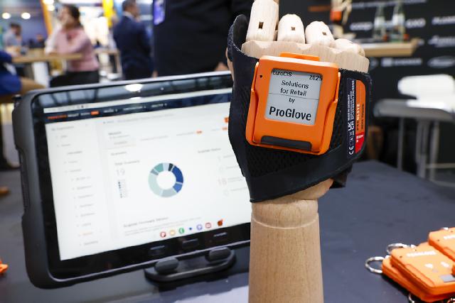 An der EuroCIS 2025, The Leading Trade Fair for Retail Technology, vom 18. bis 20. Februar in Düsseldorf nehmen an die 500 Aussteller aus über 35 Ländern auf mehr als 15.000 m² Nettofläche teil. Die führende Messe für Retail Technology in Europa ist mit ihrem breiten Angebotsspektrum eine optimale Plattform, um sich über neueste Entwicklungen und Trends zu informieren. Die Hot Topics der EuroCIS 2025 lauten: Artificial Intelligence, Customer Centricity, Smart Store, Smart Energy Management und Cyber Security.At EuroCIS 2025, The Leading Trade Fair for Retail Technology, from February 18 to 20 in Düsseldorf, around 500 exhibitors from over 35 countries will participate across more than 15,000 square meters of net exhibition space. As Europe’s leading trade fair for retail technology, it provides an ideal platform to learn about the latest developments and trends. The hot topics of EuroCIS 2025 include: Artificial Intelligence, Customer Centricity, Smart Store, Smart Energy Management and Cyber Security.
