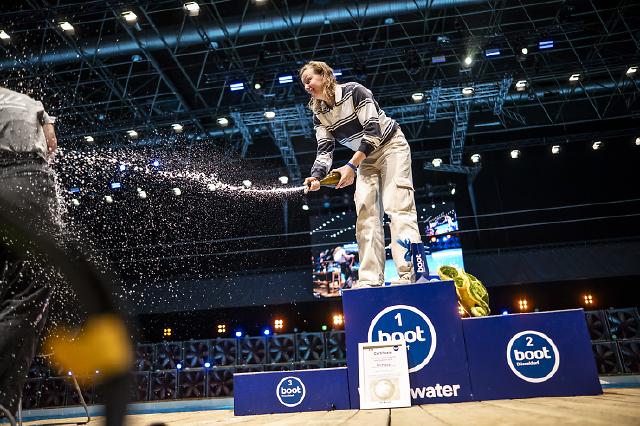 Beim "FPT Tow In Indoor Freestyle World Cup – boot Düsseldorf 2025" haben Windsurf Freestyle Rider auf dem XXL Pool in Halle 17 ihr Können gezeigt und das Publikum mit coolen Moves und Sprüngen beeindruckt.