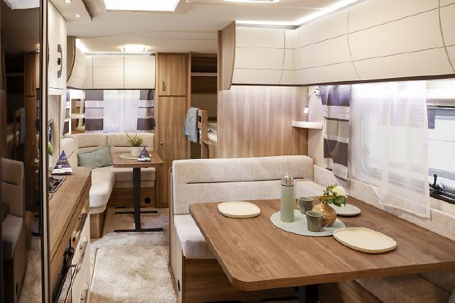 Reisemobil & Caravan 
Der CARAVAN SALON ist ein Paradies für alle Caravaningliebhaber. In Düsseldorf findet die Community ein weltweit einzigartiges Angebot an Reisemobilen und Caravans. Von kultigen Mini-Caravans, über Reisemobile mit exquisitem Interieur-Design bis zu speziell konzipierten Familien-Fahrzeugen werden eine einzigartige Produkt- und Markenvielfalt präsentiert.


Beim CARAVAN SALON in Düsseldorf ist das Caravaningerlebnis ganz besonders intensiv spürbar - vom Fahrzeug bis zum Traumziel. Der CARAVAN SALON ist das Highlight und der Community-Treffpunkt für alle Freunde des mobilen Reisens und lädt für zehn Tage zum Branchenfest nach Düsseldorf ein. Vom 30. August (Preview Day) bis zum 8. September 2024 können sich Caravaningfans aus aller Welt auf eine riesige Produktvielfalt rund um Reisemobile, Caravans, Campervans sowie Zubehör und das passende touristische Angebot freuen. 778 Aussteller präsentieren in 16 Hallen und dem Freigelände die gesamte Vielfalt aus der Welt des Caravanings. Die Entwicklung der Leitmesse der Caravaning-Branche ist beeindruckend. Die Rekordzahlen des Vorjahres können noch einmal übertroffen werden und damit findet 2024 der größte CARAVAN SALON aller Zeiten statt.