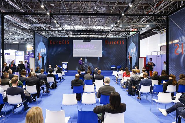 Die Blue Stage bot an allen drei Messetagen spannende Vorträge, die einen Einblick in die neuesten Innovationen und Trends im Bereich der Retail Technology gaben. Besucher konnten dort mehr über die Technologien erfahren, die den Einzelhandel der Zukunft prägen werden. Experten teilten ihre Erkenntnisse und zeigten auf, wie die Zukunft des Handels bereits heute gestaltet wird. Die Blue Stage war somit ein idealer Ort, um sich über die neuesten Entwicklungen in der Branche zu informieren.The Blue Stage offered exciting presentations on all three days of the fair, providing insight into the latest innovations and trends in the field of Retail Technology. Visitors had the opportunity to learn more about the technologies that will shape the future of retail. Experts shared their insights and demonstrated how the future of retail is already being shaped today. The Blue Stage was therefore an ideal place to get informed about the latest developments in the industry.