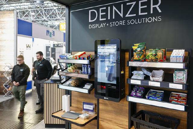 An der EuroCIS 2025, The Leading Trade Fair for Retail Technology, vom 18. bis 20. Februar in Düsseldorf nehmen an die 500 Aussteller aus über 35 Ländern auf mehr als 15.000 m² Nettofläche teil. Die führende Messe für Retail Technology in Europa ist mit ihrem breiten Angebotsspektrum eine optimale Plattform, um sich über neueste Entwicklungen und Trends zu informieren. Die Hot Topics der EuroCIS 2025 lauten: Artificial Intelligence, Customer Centricity, Smart Store, Smart Energy Management und Cyber Security.At EuroCIS 2025, The Leading Trade Fair for Retail Technology, from February 18 to 20 in Düsseldorf, around 500 exhibitors from over 35 countries will participate across more than 15,000 square meters of net exhibition space. As Europe’s leading trade fair for retail technology, it provides an ideal platform to learn about the latest developments and trends. The hot topics of EuroCIS 2025 include: Artificial Intelligence, Customer Centricity, Smart Store, Smart Energy Management and Cyber Security.
