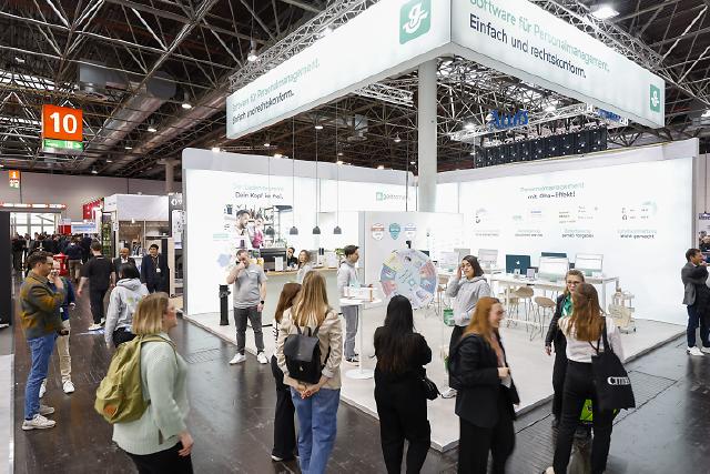 An der EuroCIS 2025, The Leading Trade Fair for Retail Technology, vom 18. bis 20. Februar in Düsseldorf nehmen an die 500 Aussteller aus über 35 Ländern auf mehr als 15.000 m² Nettofläche teil. Die führende Messe für Retail Technology in Europa ist mit ihrem breiten Angebotsspektrum eine optimale Plattform, um sich über neueste Entwicklungen und Trends zu informieren. Die Hot Topics der EuroCIS 2025 lauten: Artificial Intelligence, Customer Centricity, Smart Store, Smart Energy Management und Cyber Security.At EuroCIS 2025, The Leading Trade Fair for Retail Technology, from February 18 to 20 in Düsseldorf, around 500 exhibitors from over 35 countries will participate across more than 15,000 square meters of net exhibition space. As Europe’s leading trade fair for retail technology, it provides an ideal platform to learn about the latest developments and trends. The hot topics of EuroCIS 2025 include: Artificial Intelligence, Customer Centricity, Smart Store, Smart Energy Management and Cyber Security.