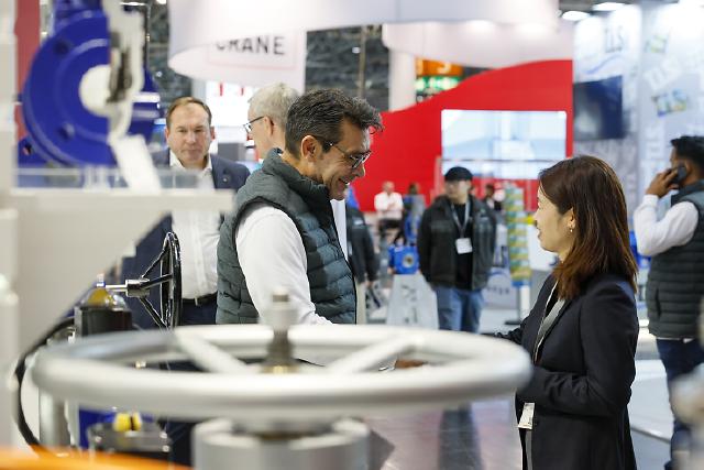 565 Unternehmen aus 36 Ländern zeigen technologische Innovationen aus den Bereichen Industriearmaturen und Zubehör auf rund 15.680 Quadratmetern in den Messehallen 1 und 3.
Die Internationale Leitmesse VALVE WORLD EXPO wird neben einer internationalen Konferenz von vielen Messe-Highlights wie digitalen ecoMetals und High Potential Trails, Valve Stars Awards und einem spannenden Valve World Expo Forumsprogramm begleitet.
565 exhibitors from 36 countries will show technological innovations from the fields of industrial valves and accessories on around 15,680 square metres in exhibition halls 1 and 3.
In addition to an international conference, the leading international trade fair VALVE WORLD EXPO will be accompanied by many trade fair highlights such as digital ecoMetals and high Potential Trails, Valve Stars Awards and an exclusive programme at the Valve World Expo Forum stage.