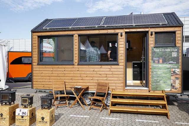 Beim CARAVAN SALON in Düsseldorf ist das Caravaningerlebnis ganz besonders intensiv spürbar - vom Fahrzeug bis zum Traumziel. Der CARAVAN SALON ist das Highlight und der Community-Treffpunkt für alle Freunde des mobilen Reisens und lädt für zehn Tage zum Branchenfest nach Düsseldorf ein. Vom 30. August (Preview Day) bis zum 8. September 2024 können sich Caravaningfans aus aller Welt auf eine riesige Produktvielfalt rund um Reisemobile, Caravans, Campervans sowie Zubehör und das passende touristische Angebot freuen. 778 Aussteller präsentieren in 16 Hallen und dem Freigelände die gesamte Vielfalt aus der Welt des Caravanings. Die Entwicklung der Leitmesse der Caravaning-Branche ist beeindruckend. Die Rekordzahlen des Vorjahres können noch einmal übertroffen werden und damit findet 2024 der größte CARAVAN SALON aller Zeiten statt.