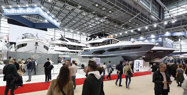 Mit über 200.000 Besuchern aus mehr als 100 Ländern und 1.500 Ausstellern auf 220.000 Quadratmetern in den Hallen 1 bis 17 ist die boot Düsseldorf vom 18. bis 26. Januar 2025 die größte Yacht- und Wassersportmesse der Welt. Sowohl Segler als auch Motorbootfahrer finden hier eine große Vielfalt an Booten, Jollen, Superboats oder Luxusyachten. Die beliebten Wassersportarten Tauchen, Surfen, Kitesurfen, Stand Up Paddling, Skimboarden oder Kanu fahren gibt es auf der boot in allen Facetten und mit dem entsprechenden Equipment. Attraktive Bühnenprogramme mit den Stars der Szene, aktuelle Trends und ein hochkarätiger Mix aus Workshops und Mitmachaktionen, sowohl für den Freizeitsportler als auch für Experten, machen die Messe weltweit einzigartig. Doch auch der Meeresschutz und innovative, nachhaltige Technologien stehen auf der boot 2025 im Fokus. In Zusammenarbeit mit der European Boating Industry (EBI) bietet das blue innovation dock ein einzigartiges Dialogformat mit politischer, wirtschaftlicher, technologischer und medialer Expertise in der Halle 10.