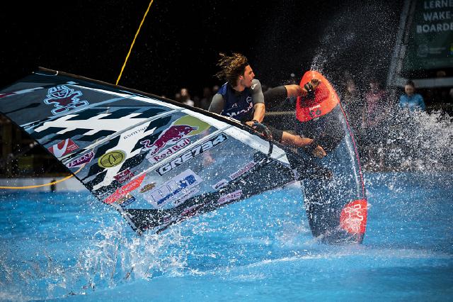 Beim "FPT Tow In Indoor Freestyle World Cup – boot Düsseldorf 2025" haben Windsurf Freestyle Rider auf dem XXL Pool in Halle 17 ihr Können gezeigt und das Publikum mit coolen Moves und Sprüngen beeindruckt.