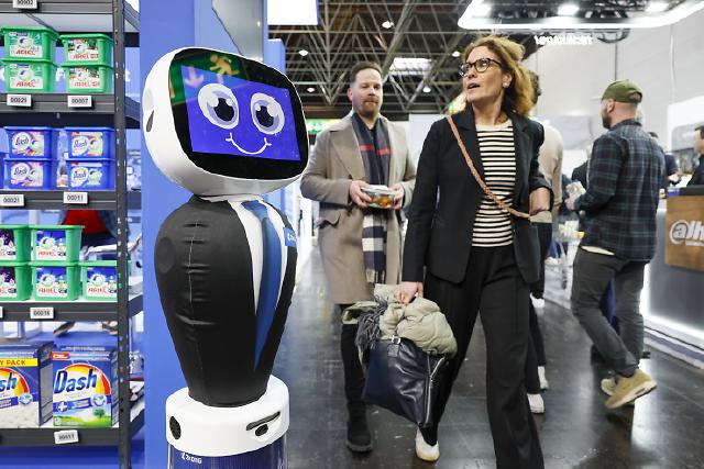 An der EuroCIS 2025, The Leading Trade Fair for Retail Technology, vom 18. bis 20. Februar in Düsseldorf nehmen an die 500 Aussteller aus über 35 Ländern auf mehr als 15.000 m² Nettofläche teil. Die führende Messe für Retail Technology in Europa ist mit ihrem breiten Angebotsspektrum eine optimale Plattform, um sich über neueste Entwicklungen und Trends zu informieren. Die Hot Topics der EuroCIS 2025 lauten: Artificial Intelligence, Customer Centricity, Smart Store, Smart Energy Management und Cyber Security.At EuroCIS 2025, The Leading Trade Fair for Retail Technology, from February 18 to 20 in Düsseldorf, around 500 exhibitors from over 35 countries will participate across more than 15,000 square meters of net exhibition space. As Europe’s leading trade fair for retail technology, it provides an ideal platform to learn about the latest developments and trends. The hot topics of EuroCIS 2025 include: Artificial Intelligence, Customer Centricity, Smart Store, Smart Energy Management and Cyber Security.