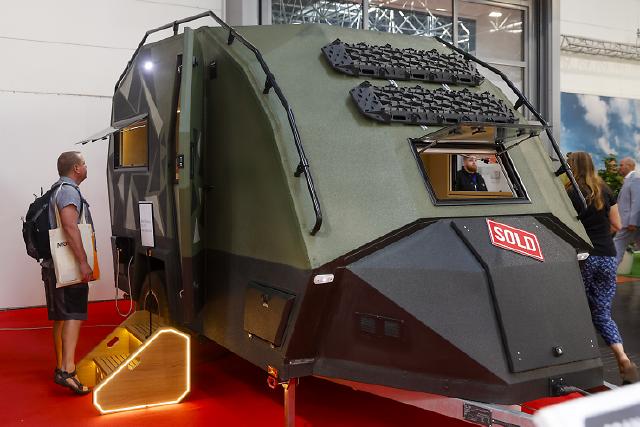 Reisemobil & Caravan 
Der CARAVAN SALON ist ein Paradies für alle Caravaningliebhaber. In Düsseldorf findet die Community ein weltweit einzigartiges Angebot an Reisemobilen und Caravans. Von kultigen Mini-Caravans, über Reisemobile mit exquisitem Interieur-Design bis zu speziell konzipierten Familien-Fahrzeugen werden eine einzigartige Produkt- und Markenvielfalt präsentiert.


Beim CARAVAN SALON in Düsseldorf ist das Caravaningerlebnis ganz besonders intensiv spürbar - vom Fahrzeug bis zum Traumziel. Der CARAVAN SALON ist das Highlight und der Community-Treffpunkt für alle Freunde des mobilen Reisens und lädt für zehn Tage zum Branchenfest nach Düsseldorf ein. Vom 30. August (Preview Day) bis zum 8. September 2024 können sich Caravaningfans aus aller Welt auf eine riesige Produktvielfalt rund um Reisemobile, Caravans, Campervans sowie Zubehör und das passende touristische Angebot freuen. 778 Aussteller präsentieren in 16 Hallen und dem Freigelände die gesamte Vielfalt aus der Welt des Caravanings. Die Entwicklung der Leitmesse der Caravaning-Branche ist beeindruckend. Die Rekordzahlen des Vorjahres können noch einmal übertroffen werden und damit findet 2024 der größte CARAVAN SALON aller Zeiten statt.