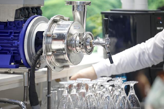 565 Unternehmen aus 36 Ländern zeigen technologische Innovationen aus den Bereichen Industriearmaturen und Zubehör auf rund 15.680 Quadratmetern in den Messehallen 1 und 3.
Die Internationale Leitmesse VALVE WORLD EXPO wird neben einer internationalen Konferenz von vielen Messe-Highlights wie digitalen ecoMetals und High Potential Trails, Valve Stars Awards und einem spannenden Valve World Expo Forumsprogramm begleitet.
565 exhibitors from 36 countries will show technological innovations from the fields of industrial valves and accessories on around 15,680 square metres in exhibition halls 1 and 3.
In addition to an international conference, the leading international trade fair VALVE WORLD EXPO will be accompanied by many trade fair highlights such as digital ecoMetals and high Potential Trails, Valve Stars Awards and an exclusive programme at the Valve World Expo Forum stage.