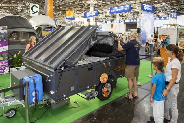 Halle 3: Equipment & Outdoor 
Im Bereich „Equipment & Outdoor“ in Halle 3 präsentieren sich Anbieter von Zelten, Faltcaravanen, Caravaning- und Campingzubehör sowie Outdoorbekleidung und -ausrüstung. Der Begriff „Equipment“ steht für Ausstattung, Zubehör, digitale Angebote und Services rund um das Thema Caravaning. Zum Angebot gehören unter anderem Vorzelte, Dachzelte, Faltcaravans, Produkte für die Wasseraufbereitung, Campingmöbel und vieles mehr. Der „Outdoor“-Bereich bietet ein Angebot an Ausrüstung und Bekleidung für die passenden Urlaubs- und Freizeitaktivitäten.

Beim CARAVAN SALON in Düsseldorf ist das Caravaningerlebnis ganz besonders intensiv spürbar - vom Fahrzeug bis zum Traumziel. Der CARAVAN SALON ist das Highlight und der Community-Treffpunkt für alle Freunde des mobilen Reisens und lädt für zehn Tage zum Branchenfest nach Düsseldorf ein. Vom 30. August (Preview Day) bis zum 8. September 2024 können sich Caravaningfans aus aller Welt auf eine riesige Produktvielfalt rund um Reisemobile, Caravans, Campervans sowie Zubehör und das passende touristische Angebot freuen. 778 Aussteller präsentieren in 16 Hallen und dem Freigelände die gesamte Vielfalt aus der Welt des Caravanings. Die Entwicklung der Leitmesse der Caravaning-Branche ist beeindruckend. Die Rekordzahlen des Vorjahres können noch einmal übertroffen werden und damit findet 2024 der größte CARAVAN SALON aller Zeiten statt.