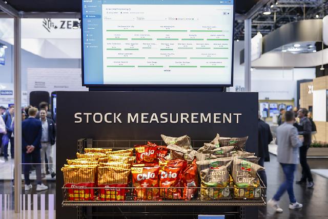 An der EuroCIS 2025, The Leading Trade Fair for Retail Technology, vom 18. bis 20. Februar in Düsseldorf nehmen an die 500 Aussteller aus über 35 Ländern auf mehr als 15.000 m² Nettofläche teil. Die führende Messe für Retail Technology in Europa ist mit ihrem breiten Angebotsspektrum eine optimale Plattform, um sich über neueste Entwicklungen und Trends zu informieren. Die Hot Topics der EuroCIS 2025 lauten: Artificial Intelligence, Customer Centricity, Smart Store, Smart Energy Management und Cyber Security.At EuroCIS 2025, The Leading Trade Fair for Retail Technology, from February 18 to 20 in Düsseldorf, around 500 exhibitors from over 35 countries will participate across more than 15,000 square meters of net exhibition space. As Europe’s leading trade fair for retail technology, it provides an ideal platform to learn about the latest developments and trends. The hot topics of EuroCIS 2025 include: Artificial Intelligence, Customer Centricity, Smart Store, Smart Energy Management and Cyber Security.