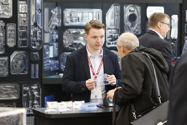 Die international führende Fachmesse für die Zulieferer der medizintechnischen Fertigung, die COMPAMED, begleitet die Medizinmesse MEDICA seit mehr als 30 Jahren. Dem Fachpublikum wird ein umfassendes Spektrum an Teilprodukten, Ausrüstungen und Technologien für medizinische Geräte und Instrumente geboten. Im Trend liegen Mikrobauteile wie Lab-on-chip-Komponenten und chemische Mikroreaktoren (u. a. für mobile Schnelltests) sowie Minibauteile im Kontext der Digitalisierung der Medizin, etwa für den Einsatz in tragbaren und vernetzbaren Geräten. https://www.compamed.de   

The leading international trade fair for suppliers to medical technology manufacturing, COMPAMED, has accompanied the MEDICA medical trade fair for more than 30 years. The trade audience is offered a comprehensive range of sub-products, equipment and technologies for medical devices and instruments. Micro-components such as lab-on-chip components and chemical microreactors (e.g. for mobile rapid tests) as well as mini-components in the context of the digitalisation of medicine, for example for use in portable and networkable devices, are in vogue. https://www.compamed-tradefair.com
