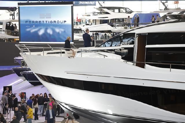 Die Motorboot- und Motoryachthallen lesen sich insgesamt wie ein Who is Who der Branche und sind komplett ausgebucht. Interessant für Einsteiger sind erschwingliche, vollausgestatte Motorboote in der Halle 3. Familientaugliche und gemütliche Motoryachten haben ihre Heimat in der Halle 1. In der Halle 4 sind skandinavische Marktführer und internationale Innovationstreiber an Bord. Klangvolle Namen beherrschen die Superboat Halle 5 und machen einfach Lust auf mehr Meer. Keine Wünsche offen lässt auch die Halle 6 mit ihren internationalen Luxuslinien. Fans der angesagten Ribs und Powerribs finden in der Halle 9 eine wahre Flut an Herstellern. Mit über 200.000 Besuchern aus mehr als 100 Ländern und 1.500 Ausstellern auf 220.000 Quadratmetern in den Hallen 1 bis 17 ist die boot Düsseldorf vom 18. bis 26. Januar 2025 die größte Yacht- und Wassersportmesse der Welt. Sowohl Segler als auch Motorbootfahrer finden hier eine große Vielfalt an Booten, Jollen, Superboats oder Luxusyachten. Die beliebten Wassersportarten Tauchen, Surfen, Kitesurfen, Stand Up Paddling, Skimboarden oder Kanu fahren gibt es auf der boot in allen Facetten und mit dem entsprechenden Equipment. Attraktive Bühnenprogramme mit den Stars der Szene, aktuelle Trends und ein hochkarätiger Mix aus Workshops und Mitmachaktionen, sowohl für den Freizeitsportler als auch für Experten, machen die Messe weltweit einzigartig. Doch auch der Meeresschutz und innovative, nachhaltige Technologien stehen auf der boot 2025 im Fokus. In Zusammenarbeit mit der European Boating Industry (EBI) bietet das blue innovation dock ein einzigartiges Dialogformat mit politischer, wirtschaftlicher, technologischer und medialer Expertise in der Halle 10.