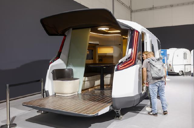 Reisemobil & Caravan 
Der CARAVAN SALON ist ein Paradies für alle Caravaningliebhaber. In Düsseldorf findet die Community ein weltweit einzigartiges Angebot an Reisemobilen und Caravans. Von kultigen Mini-Caravans, über Reisemobile mit exquisitem Interieur-Design bis zu speziell konzipierten Familien-Fahrzeugen werden eine einzigartige Produkt- und Markenvielfalt präsentiert.


Beim CARAVAN SALON in Düsseldorf ist das Caravaningerlebnis ganz besonders intensiv spürbar - vom Fahrzeug bis zum Traumziel. Der CARAVAN SALON ist das Highlight und der Community-Treffpunkt für alle Freunde des mobilen Reisens und lädt für zehn Tage zum Branchenfest nach Düsseldorf ein. Vom 30. August (Preview Day) bis zum 8. September 2024 können sich Caravaningfans aus aller Welt auf eine riesige Produktvielfalt rund um Reisemobile, Caravans, Campervans sowie Zubehör und das passende touristische Angebot freuen. 778 Aussteller präsentieren in 16 Hallen und dem Freigelände die gesamte Vielfalt aus der Welt des Caravanings. Die Entwicklung der Leitmesse der Caravaning-Branche ist beeindruckend. Die Rekordzahlen des Vorjahres können noch einmal übertroffen werden und damit findet 2024 der größte CARAVAN SALON aller Zeiten statt.