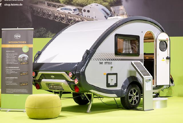 Reisemobil & Caravan 
Der CARAVAN SALON ist ein Paradies für alle Caravaningliebhaber. In Düsseldorf findet die Community ein weltweit einzigartiges Angebot an Reisemobilen und Caravans. Von kultigen Mini-Caravans, über Reisemobile mit exquisitem Interieur-Design bis zu speziell konzipierten Familien-Fahrzeugen werden eine einzigartige Produkt- und Markenvielfalt präsentiert.


Beim CARAVAN SALON in Düsseldorf ist das Caravaningerlebnis ganz besonders intensiv spürbar - vom Fahrzeug bis zum Traumziel. Der CARAVAN SALON ist das Highlight und der Community-Treffpunkt für alle Freunde des mobilen Reisens und lädt für zehn Tage zum Branchenfest nach Düsseldorf ein. Vom 30. August (Preview Day) bis zum 8. September 2024 können sich Caravaningfans aus aller Welt auf eine riesige Produktvielfalt rund um Reisemobile, Caravans, Campervans sowie Zubehör und das passende touristische Angebot freuen. 778 Aussteller präsentieren in 16 Hallen und dem Freigelände die gesamte Vielfalt aus der Welt des Caravanings. Die Entwicklung der Leitmesse der Caravaning-Branche ist beeindruckend. Die Rekordzahlen des Vorjahres können noch einmal übertroffen werden und damit findet 2024 der größte CARAVAN SALON aller Zeiten statt.