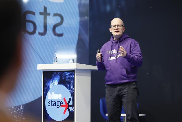 Die Blue Stage bot an allen drei Messetagen spannende Vorträge, die einen Einblick in die neuesten Innovationen und Trends im Bereich der Retail Technology gaben. Besucher konnten dort mehr über die Technologien erfahren, die den Einzelhandel der Zukunft prägen werden. Experten teilten ihre Erkenntnisse und zeigten auf, wie die Zukunft des Handels bereits heute gestaltet wird. Die Blue Stage war somit ein idealer Ort, um sich über die neuesten Entwicklungen in der Branche zu informieren.The Blue Stage offered exciting presentations on all three days of the fair, providing insight into the latest innovations and trends in the field of Retail Technology. Visitors had the opportunity to learn more about the technologies that will shape the future of retail. Experts shared their insights and demonstrated how the future of retail is already being shaped today. The Blue Stage was therefore an ideal place to get informed about the latest developments in the industry.
