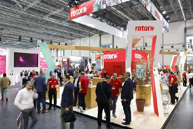Das Valve World Young Engineer Program soll jungen Ingenieuren und Studenten Ventile, die Ventilindustrie und verwandte Bereiche näher bringen.
Die Teilnehmer erhalten einen umfassenden Überblick über die Ventilindustrie, einschließlich ihrer Bedeutung, Markttrends und technologischen Fortschritte. Dies wird ihnen helfen, den Kontext und die Bedeutung ihrer Rolle innerhalb der Branche zu verstehen.
Das Young Engineer Program zielt darauf ab, Spitzentalente anzuziehen und durch die Vermittlung von strukturiertem und umfassendem Wissen über Armaturen zum kontinuierlichen Wachstum und zur Innovation der Branche beizutragen. Es umfasst Vorlesungen, Diskussionsrunden und Ausstellungsbesuche, um die nächste Generation von Ventilingenieuren auszubilden und zu fördern.
565 Unternehmen aus 36 Ländern zeigen technologische Innovationen aus den Bereichen Industriearmaturen und Zubehör auf rund 15.680 Quadratmetern in den Messehallen 1 und 3.
Die Internationale Leitmesse VALVE WORLD EXPO wird neben einer internationalen Konferenz von vielen Messe-Highlights wie digitalen ecoMetals und High Potential Trails, Valve Stars Awards und einem spannenden Valve World Expo Forumsprogramm begleitet.
The Valve World Young Engineer Program is designed to introduce valves, valve industries and related fields to young engineers and students.
Participants will receive a comprehensive overview of the valve industry, including its significance, market trends and technological advancements. This will help them understand the context and importance of their role within the industry.
The Young Engineer Program aims to attract top talent and contribute to the industry’s continued growth and innovation by providing structured and comprehensive valve knowledge. It includes valve lectures, discussion sessions and exhibition tours to help train and develop the next generation of valve engineers.
565 exhibitors from 36 countries will show technological innovations from the fields of industrial valves and accessories on around 15,680 square metres in exhibition halls 1 and 3.
In addition to an international conference, the leading international trade fair VALVE WORLD EXPO will be accompanied by many trade fair highlights such as digital ecoMetals and high Potential Trails, Valve Stars Awards and an exclusive programme at the Valve World Expo Forum stage.