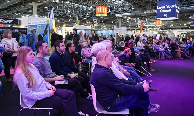 Mit über 200.000 Besuchern aus mehr als 100 Ländern und 1.500 Ausstellern auf 220.000 Quadratmetern in den Hallen 1 bis 17 ist die boot Düsseldorf vom 18. bis 26. Januar 2025 die größte Yacht- und Wassersportmesse der Welt. Sowohl Segler als auch Motorbootfahrer finden hier eine große Vielfalt an Booten, Jollen, Superboats oder Luxusyachten. Die beliebten Wassersportarten Tauchen, Surfen, Kitesurfen, Stand Up Paddling, Skimboarden oder Kanu fahren gibt es auf der boot in allen Facetten und mit dem entsprechenden Equipment. Attraktive Bühnenprogramme mit den Stars der Szene, aktuelle Trends und ein hochkarätiger Mix aus Workshops und Mitmachaktionen, sowohl für den Freizeitsportler als auch für Experten, machen die Messe weltweit einzigartig. Doch auch der Meeresschutz und innovative, nachhaltige Technologien stehen auf der boot 2025 im Fokus. In Zusammenarbeit mit der European Boating Industry (EBI) bietet das blue innovation dock ein einzigartiges Dialogformat mit politischer, wirtschaftlicher, technologischer und medialer Expertise in der Halle 10.