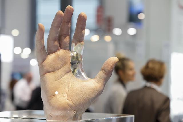 Die international führende Fachmesse für die Zulieferer der medizintechnischen Fertigung, die COMPAMED, begleitet die Medizinmesse MEDICA seit mehr als 30 Jahren. Dem Fachpublikum wird ein umfassendes Spektrum an Teilprodukten, Ausrüstungen und Technologien für medizinische Geräte und Instrumente geboten. Im Trend liegen Mikrobauteile wie Lab-on-chip-Komponenten und chemische Mikroreaktoren (u. a. für mobile Schnelltests) sowie Minibauteile im Kontext der Digitalisierung der Medizin, etwa für den Einsatz in tragbaren und vernetzbaren Geräten. https://www.compamed.de   

The leading international trade fair for suppliers to medical technology manufacturing, COMPAMED, has accompanied the MEDICA medical trade fair for more than 30 years. The trade audience is offered a comprehensive range of sub-products, equipment and technologies for medical devices and instruments. Micro-components such as lab-on-chip components and chemical microreactors (e.g. for mobile rapid tests) as well as mini-components in the context of the digitalisation of medicine, for example for use in portable and networkable devices, are in vogue. https://www.compamed-tradefair.com