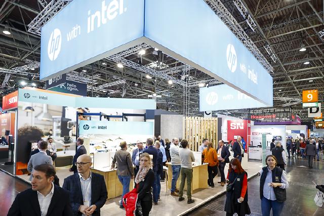 An der EuroCIS 2025, The Leading Trade Fair for Retail Technology, vom 18. bis 20. Februar in Düsseldorf nehmen an die 500 Aussteller aus über 35 Ländern auf mehr als 15.000 m² Nettofläche teil. Die führende Messe für Retail Technology in Europa ist mit ihrem breiten Angebotsspektrum eine optimale Plattform, um sich über neueste Entwicklungen und Trends zu informieren. Die Hot Topics der EuroCIS 2025 lauten: Artificial Intelligence, Customer Centricity, Smart Store, Smart Energy Management und Cyber Security.At EuroCIS 2025, The Leading Trade Fair for Retail Technology, from February 18 to 20 in Düsseldorf, around 500 exhibitors from over 35 countries will participate across more than 15,000 square meters of net exhibition space. As Europe’s leading trade fair for retail technology, it provides an ideal platform to learn about the latest developments and trends. The hot topics of EuroCIS 2025 include: Artificial Intelligence, Customer Centricity, Smart Store, Smart Energy Management and Cyber Security.