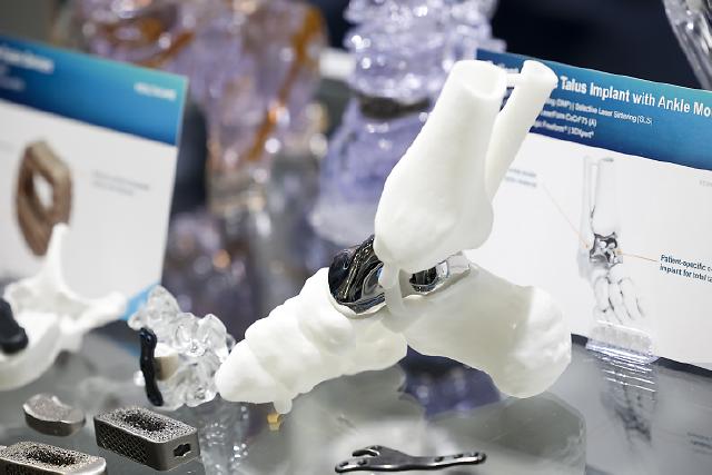 Die international führende Fachmesse für die Zulieferer der medizintechnischen Fertigung, die COMPAMED, begleitet die Medizinmesse MEDICA seit mehr als 30 Jahren. Dem Fachpublikum wird ein umfassendes Spektrum an Teilprodukten, Ausrüstungen und Technologien für medizinische Geräte und Instrumente geboten. Im Trend liegen Mikrobauteile wie Lab-on-chip-Komponenten und chemische Mikroreaktoren (u. a. für mobile Schnelltests) sowie Minibauteile im Kontext der Digitalisierung der Medizin, etwa für den Einsatz in tragbaren und vernetzbaren Geräten. https://www.compamed.de   

The leading international trade fair for suppliers to medical technology manufacturing, COMPAMED, has accompanied the MEDICA medical trade fair for more than 30 years. The trade audience is offered a comprehensive range of sub-products, equipment and technologies for medical devices and instruments. Micro-components such as lab-on-chip components and chemical microreactors (e.g. for mobile rapid tests) as well as mini-components in the context of the digitalisation of medicine, for example for use in portable and networkable devices, are in vogue. https://www.compamed-tradefair.com