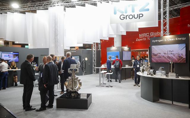 565 Unternehmen aus 36 Ländern zeigen technologische Innovationen aus den Bereichen Industriearmaturen und Zubehör auf rund 15.680 Quadratmetern in den Messehallen 1 und 3.
Die Internationale Leitmesse VALVE WORLD EXPO wird neben einer internationalen Konferenz von vielen Messe-Highlights wie digitalen ecoMetals und High Potential Trails, Valve Stars Awards und einem spannenden Valve World Expo Forumsprogramm begleitet.
565 exhibitors from 36 countries will show technological innovations from the fields of industrial valves and accessories on around 15,680 square metres in exhibition halls 1 and 3.
In addition to an international conference, the leading international trade fair VALVE WORLD EXPO will be accompanied by many trade fair highlights such as digital ecoMetals and high Potential Trails, Valve Stars Awards and an exclusive programme at the Valve World Expo Forum stage.