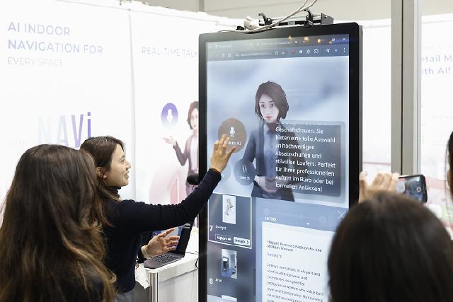 An der EuroCIS 2025, The Leading Trade Fair for Retail Technology, vom 18. bis 20. Februar in Düsseldorf nehmen an die 500 Aussteller aus über 35 Ländern auf mehr als 15.000 m² Nettofläche teil. Die führende Messe für Retail Technology in Europa ist mit ihrem breiten Angebotsspektrum eine optimale Plattform, um sich über neueste Entwicklungen und Trends zu informieren. Die Hot Topics der EuroCIS 2025 lauten: Artificial Intelligence, Customer Centricity, Smart Store, Smart Energy Management und Cyber Security.At EuroCIS 2025, The Leading Trade Fair for Retail Technology, from February 18 to 20 in Düsseldorf, around 500 exhibitors from over 35 countries will participate across more than 15,000 square meters of net exhibition space. As Europe’s leading trade fair for retail technology, it provides an ideal platform to learn about the latest developments and trends. The hot topics of EuroCIS 2025 include: Artificial Intelligence, Customer Centricity, Smart Store, Smart Energy Management and Cyber Security.