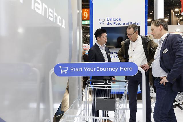 An der EuroCIS 2025, The Leading Trade Fair for Retail Technology, vom 18. bis 20. Februar in Düsseldorf nehmen an die 500 Aussteller aus über 35 Ländern auf mehr als 15.000 m² Nettofläche teil. Die führende Messe für Retail Technology in Europa ist mit ihrem breiten Angebotsspektrum eine optimale Plattform, um sich über neueste Entwicklungen und Trends zu informieren. Die Hot Topics der EuroCIS 2025 lauten: Artificial Intelligence, Customer Centricity, Smart Store, Smart Energy Management und Cyber Security.At EuroCIS 2025, The Leading Trade Fair for Retail Technology, from February 18 to 20 in Düsseldorf, around 500 exhibitors from over 35 countries will participate across more than 15,000 square meters of net exhibition space. As Europe’s leading trade fair for retail technology, it provides an ideal platform to learn about the latest developments and trends. The hot topics of EuroCIS 2025 include: Artificial Intelligence, Customer Centricity, Smart Store, Smart Energy Management and Cyber Security.