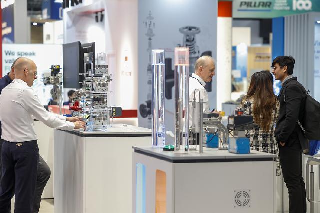 565 Unternehmen aus 36 Ländern zeigen technologische Innovationen aus den Bereichen Industriearmaturen und Zubehör auf rund 15.680 Quadratmetern in den Messehallen 1 und 3.
Die Internationale Leitmesse VALVE WORLD EXPO wird neben einer internationalen Konferenz von vielen Messe-Highlights wie digitalen ecoMetals und High Potential Trails, Valve Stars Awards und einem spannenden Valve World Expo Forumsprogramm begleitet.
565 exhibitors from 36 countries will show technological innovations from the fields of industrial valves and accessories on around 15,680 square metres in exhibition halls 1 and 3.
In addition to an international conference, the leading international trade fair VALVE WORLD EXPO will be accompanied by many trade fair highlights such as digital ecoMetals and high Potential Trails, Valve Stars Awards and an exclusive programme at the Valve World Expo Forum stage.