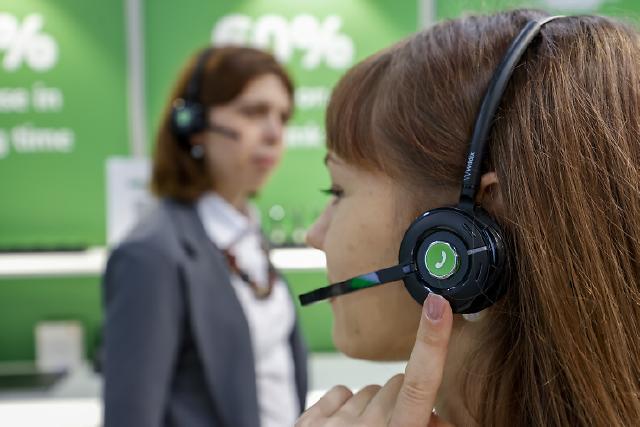 An der EuroCIS 2025, The Leading Trade Fair for Retail Technology, vom 18. bis 20. Februar in Düsseldorf nehmen an die 500 Aussteller aus über 35 Ländern auf mehr als 15.000 m² Nettofläche teil. Die führende Messe für Retail Technology in Europa ist mit ihrem breiten Angebotsspektrum eine optimale Plattform, um sich über neueste Entwicklungen und Trends zu informieren. Die Hot Topics der EuroCIS 2025 lauten: Artificial Intelligence, Customer Centricity, Smart Store, Smart Energy Management und Cyber Security.At EuroCIS 2025, The Leading Trade Fair for Retail Technology, from February 18 to 20 in Düsseldorf, around 500 exhibitors from over 35 countries will participate across more than 15,000 square meters of net exhibition space. As Europe’s leading trade fair for retail technology, it provides an ideal platform to learn about the latest developments and trends. The hot topics of EuroCIS 2025 include: Artificial Intelligence, Customer Centricity, Smart Store, Smart Energy Management and Cyber Security.