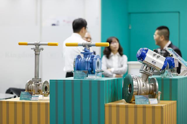 565 Unternehmen aus 36 Ländern zeigen technologische Innovationen aus den Bereichen Industriearmaturen und Zubehör auf rund 15.680 Quadratmetern in den Messehallen 1 und 3.
Die Internationale Leitmesse VALVE WORLD EXPO wird neben einer internationalen Konferenz von vielen Messe-Highlights wie digitalen ecoMetals und High Potential Trails, Valve Stars Awards und einem spannenden Valve World Expo Forumsprogramm begleitet.
565 exhibitors from 36 countries will show technological innovations from the fields of industrial valves and accessories on around 15,680 square metres in exhibition halls 1 and 3.
In addition to an international conference, the leading international trade fair VALVE WORLD EXPO will be accompanied by many trade fair highlights such as digital ecoMetals and high Potential Trails, Valve Stars Awards and an exclusive programme at the Valve World Expo Forum stage.