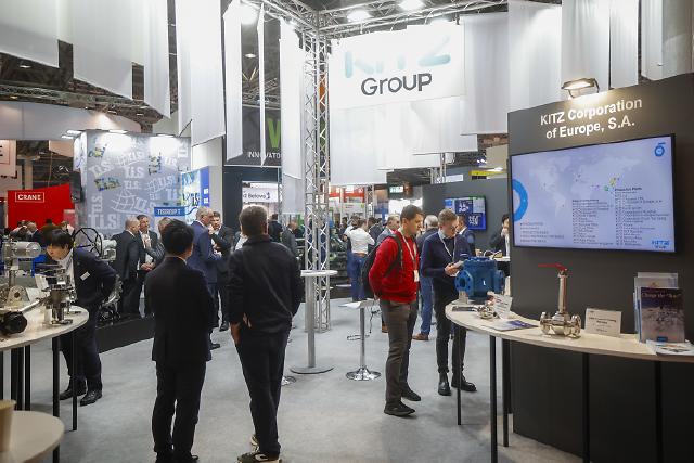 565 Unternehmen aus 36 Ländern zeigen technologische Innovationen aus den Bereichen Industriearmaturen und Zubehör auf rund 15.680 Quadratmetern in den Messehallen 1 und 3.
Die Internationale Leitmesse VALVE WORLD EXPO wird neben einer internationalen Konferenz von vielen Messe-Highlights wie digitalen ecoMetals und High Potential Trails, Valve Stars Awards und einem spannenden Valve World Expo Forumsprogramm begleitet.
565 exhibitors from 36 countries will show technological innovations from the fields of industrial valves and accessories on around 15,680 square metres in exhibition halls 1 and 3.
In addition to an international conference, the leading international trade fair VALVE WORLD EXPO will be accompanied by many trade fair highlights such as digital ecoMetals and high Potential Trails, Valve Stars Awards and an exclusive programme at the Valve World Expo Forum stage.