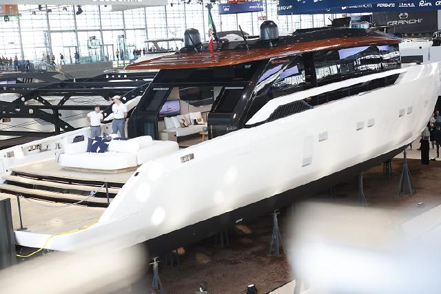 Die Motorboot- und Motoryachthallen lesen sich insgesamt wie ein Who is Who der Branche und sind komplett ausgebucht. Interessant für Einsteiger sind erschwingliche, vollausgestatte Motorboote in der Halle 3. Familientaugliche und gemütliche Motoryachten haben ihre Heimat in der Halle 1. In der Halle 4 sind skandinavische Marktführer und internationale Innovationstreiber an Bord. Klangvolle Namen beherrschen die Superboat Halle 5 und machen einfach Lust auf mehr Meer. Keine Wünsche offen lässt auch die Halle 6 mit ihren internationalen Luxuslinien. Fans der angesagten Ribs und Powerribs finden in der Halle 9 eine wahre Flut an Herstellern. Mit über 200.000 Besuchern aus mehr als 100 Ländern und 1.500 Ausstellern auf 220.000 Quadratmetern in den Hallen 1 bis 17 ist die boot Düsseldorf vom 18. bis 26. Januar 2025 die größte Yacht- und Wassersportmesse der Welt. Sowohl Segler als auch Motorbootfahrer finden hier eine große Vielfalt an Booten, Jollen, Superboats oder Luxusyachten. Die beliebten Wassersportarten Tauchen, Surfen, Kitesurfen, Stand Up Paddling, Skimboarden oder Kanu fahren gibt es auf der boot in allen Facetten und mit dem entsprechenden Equipment. Attraktive Bühnenprogramme mit den Stars der Szene, aktuelle Trends und ein hochkarätiger Mix aus Workshops und Mitmachaktionen, sowohl für den Freizeitsportler als auch für Experten, machen die Messe weltweit einzigartig. Doch auch der Meeresschutz und innovative, nachhaltige Technologien stehen auf der boot 2025 im Fokus. In Zusammenarbeit mit der European Boating Industry (EBI) bietet das blue innovation dock ein einzigartiges Dialogformat mit politischer, wirtschaftlicher, technologischer und medialer Expertise in der Halle 10.