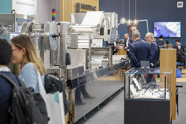 Die international führende Fachmesse für die Zulieferer der medizintechnischen Fertigung, die COMPAMED, begleitet die Medizinmesse MEDICA seit mehr als 30 Jahren. Dem Fachpublikum wird ein umfassendes Spektrum an Teilprodukten, Ausrüstungen und Technologien für medizinische Geräte und Instrumente geboten. Im Trend liegen Mikrobauteile wie Lab-on-chip-Komponenten und chemische Mikroreaktoren (u. a. für mobile Schnelltests) sowie Minibauteile im Kontext der Digitalisierung der Medizin, etwa für den Einsatz in tragbaren und vernetzbaren Geräten. https://www.compamed.de   

The leading international trade fair for suppliers to medical technology manufacturing, COMPAMED, has accompanied the MEDICA medical trade fair for more than 30 years. The trade audience is offered a comprehensive range of sub-products, equipment and technologies for medical devices and instruments. Micro-components such as lab-on-chip components and chemical microreactors (e.g. for mobile rapid tests) as well as mini-components in the context of the digitalisation of medicine, for example for use in portable and networkable devices, are in vogue. https://www.compamed-tradefair.com