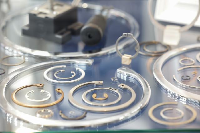 Die international führende Fachmesse für die Zulieferer der medizintechnischen Fertigung, die COMPAMED, begleitet die Medizinmesse MEDICA seit mehr als 30 Jahren. Dem Fachpublikum wird ein umfassendes Spektrum an Teilprodukten, Ausrüstungen und Technologien für medizinische Geräte und Instrumente geboten. Im Trend liegen Mikrobauteile wie Lab-on-chip-Komponenten und chemische Mikroreaktoren (u. a. für mobile Schnelltests) sowie Minibauteile im Kontext der Digitalisierung der Medizin, etwa für den Einsatz in tragbaren und vernetzbaren Geräten. https://www.compamed.de   

The leading international trade fair for suppliers to medical technology manufacturing, COMPAMED, has accompanied the MEDICA medical trade fair for more than 30 years. The trade audience is offered a comprehensive range of sub-products, equipment and technologies for medical devices and instruments. Micro-components such as lab-on-chip components and chemical microreactors (e.g. for mobile rapid tests) as well as mini-components in the context of the digitalisation of medicine, for example for use in portable and networkable devices, are in vogue. https://www.compamed-tradefair.com