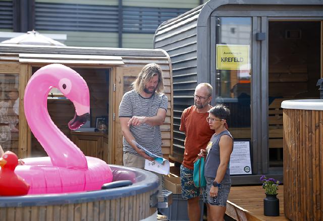 Beim CARAVAN SALON in Düsseldorf ist das Caravaningerlebnis ganz besonders intensiv spürbar - vom Fahrzeug bis zum Traumziel. Der CARAVAN SALON ist das Highlight und der Community-Treffpunkt für alle Freunde des mobilen Reisens und lädt für zehn Tage zum Branchenfest nach Düsseldorf ein. Vom 30. August (Preview Day) bis zum 8. September 2024 können sich Caravaningfans aus aller Welt auf eine riesige Produktvielfalt rund um Reisemobile, Caravans, Campervans sowie Zubehör und das passende touristische Angebot freuen. 778 Aussteller präsentieren in 16 Hallen und dem Freigelände die gesamte Vielfalt aus der Welt des Caravanings. Die Entwicklung der Leitmesse der Caravaning-Branche ist beeindruckend. Die Rekordzahlen des Vorjahres können noch einmal übertroffen werden und damit findet 2024 der größte CARAVAN SALON aller Zeiten statt.