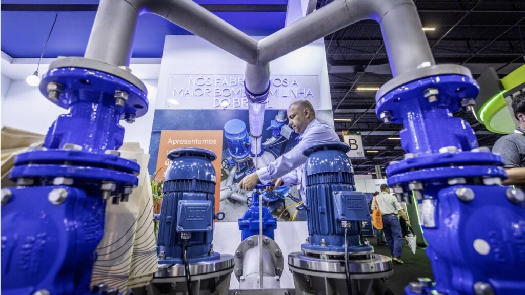 Homem em feira testando planta de energia