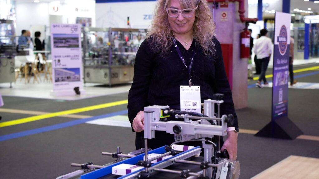 Mulher testando maquinaria em feira de tecnologia