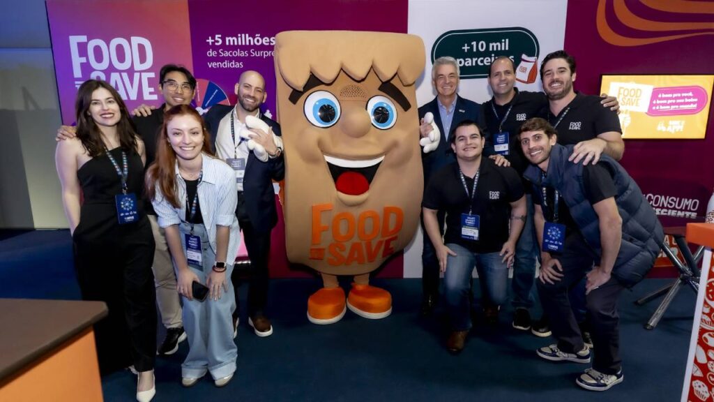 Galera de pessoas com mascote de sorvete em feira